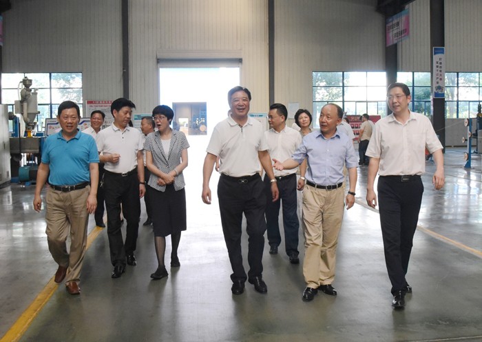 省委書記、省總工會副主席徐發成一行來安徽天康集團開展“清涼”活動。