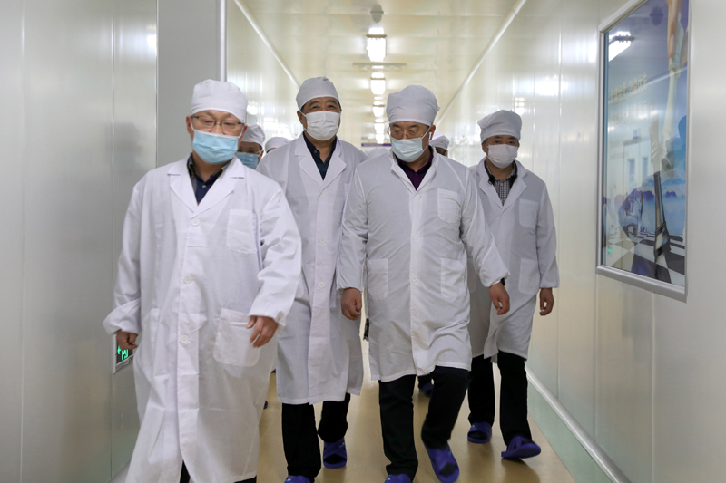 中國社會(huì)福利基金會(huì)楊康公益基金會(huì)管理委員會(huì)副主任袁云普到安徽天康集團(tuán)視察。